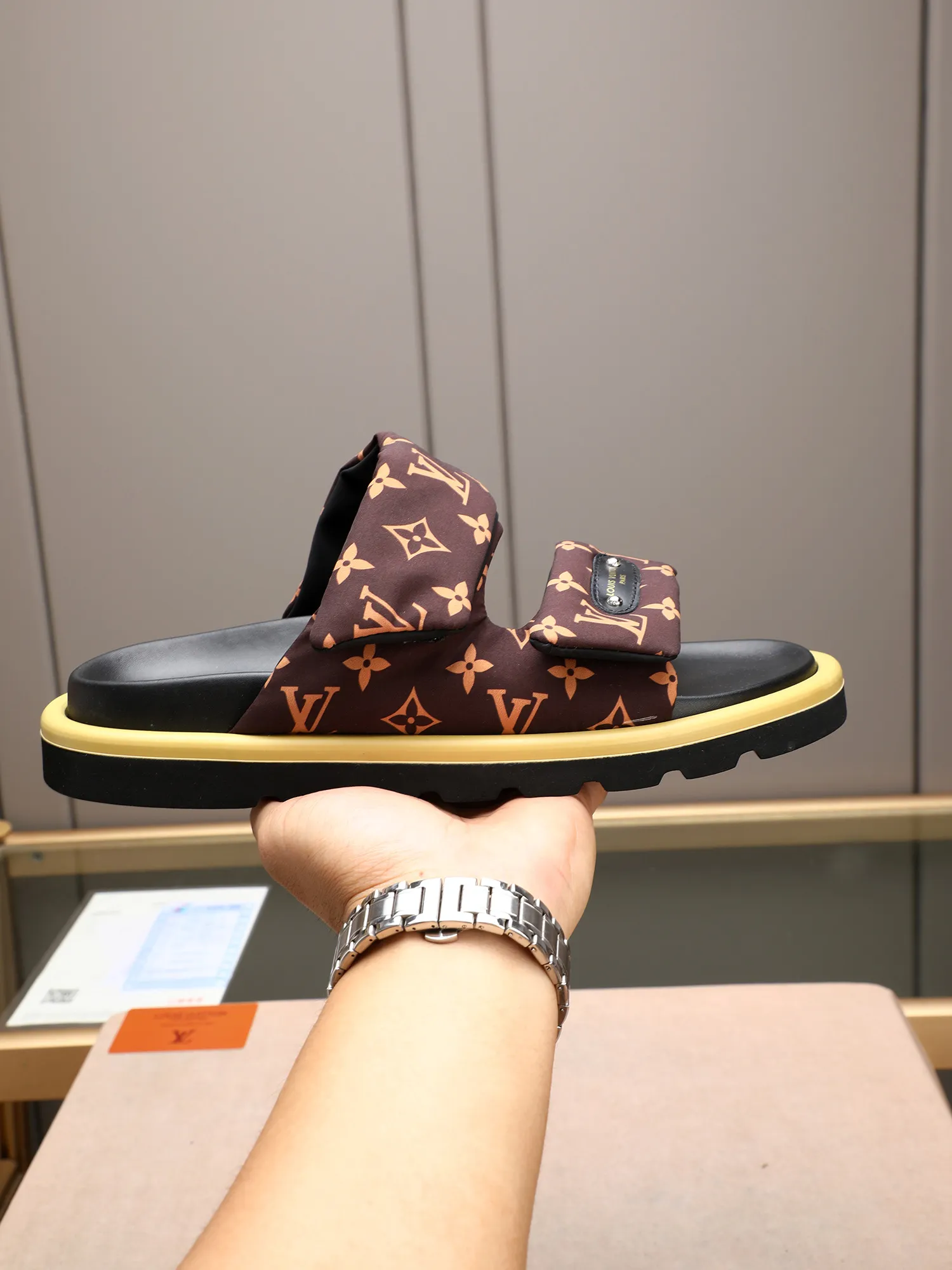 PP360 [LOUIS VUITTON] Louis Vuitton, LV printing, men's and women's slippers are on the market. The drawer box packaging comes with a cloth bag and a card. The upper pattern looks very soft and waxy, and it is a super versatile leg slimming tool. Fabric: imported denim/canvas/old fabric, LV hardware LOGO, official website pattern printing, comfortable to wear, feet: high-elastic PU water table. Sole: foam sole, heel height: about 5cm. Code number: 35-46, 35, 45, 46 are custom-made and non-returnable. Color: multiple colors and styles available.